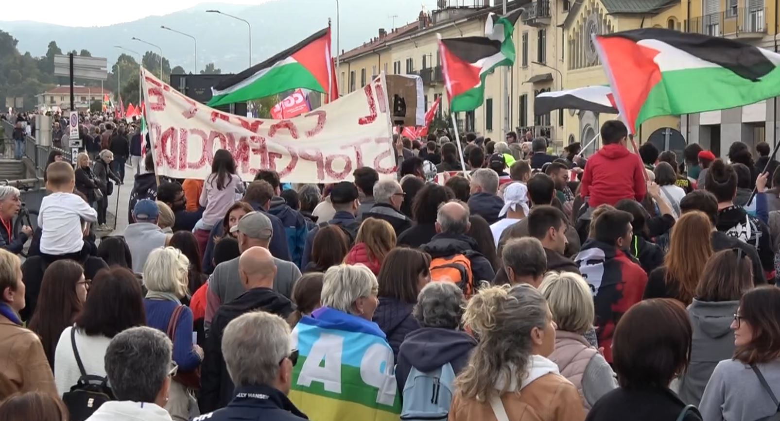 Un fiume di persone per la manifestazione pro Gaza ieri a Verbania