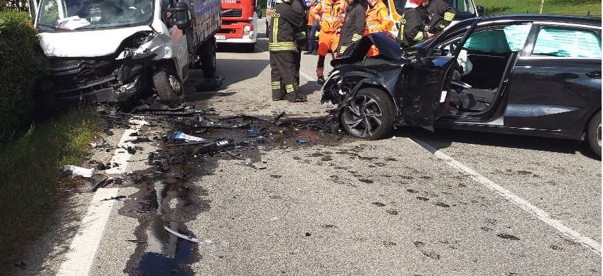Scontro frontale auto camion a Borca. Due feriti
