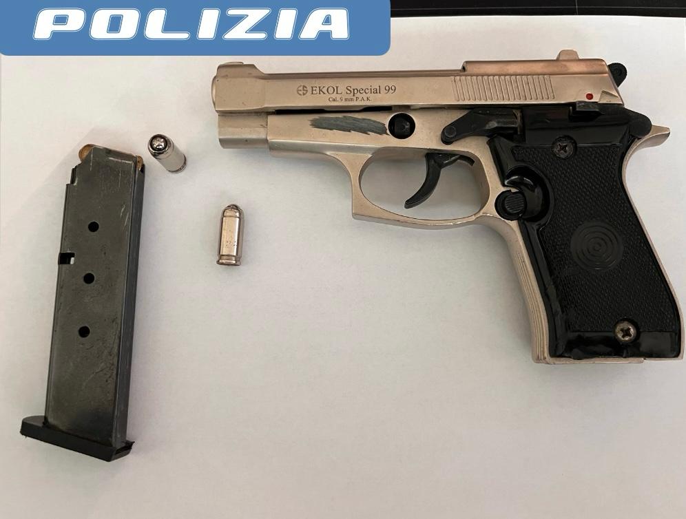 In casa una pistola con matricola abrasa, arrestato quarantenne dalla Polizia del Commissariato di Omegna
