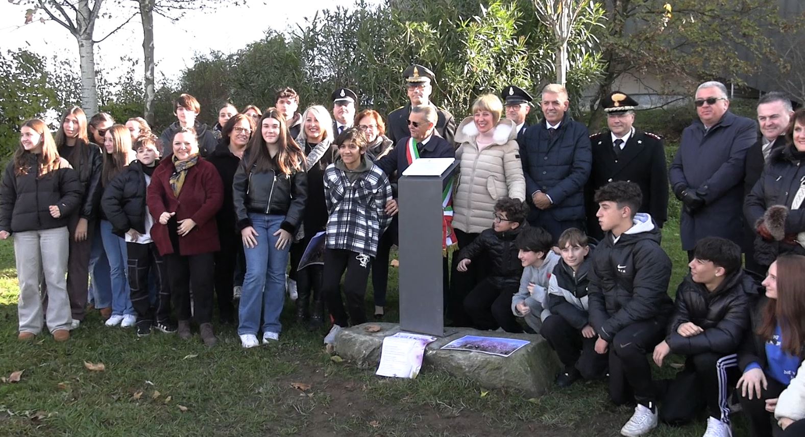 Verbania ricorda le vittime di violenza con una pianta e una targa