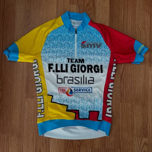 Il Team Giorgi dona al ‘Castellania’ una copia della maglia rubata.