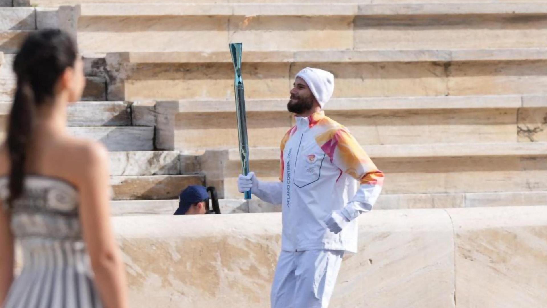 Il tedoforo Ganna ed il fuoco di Olimpia che arriva in Italia; tanta emozione