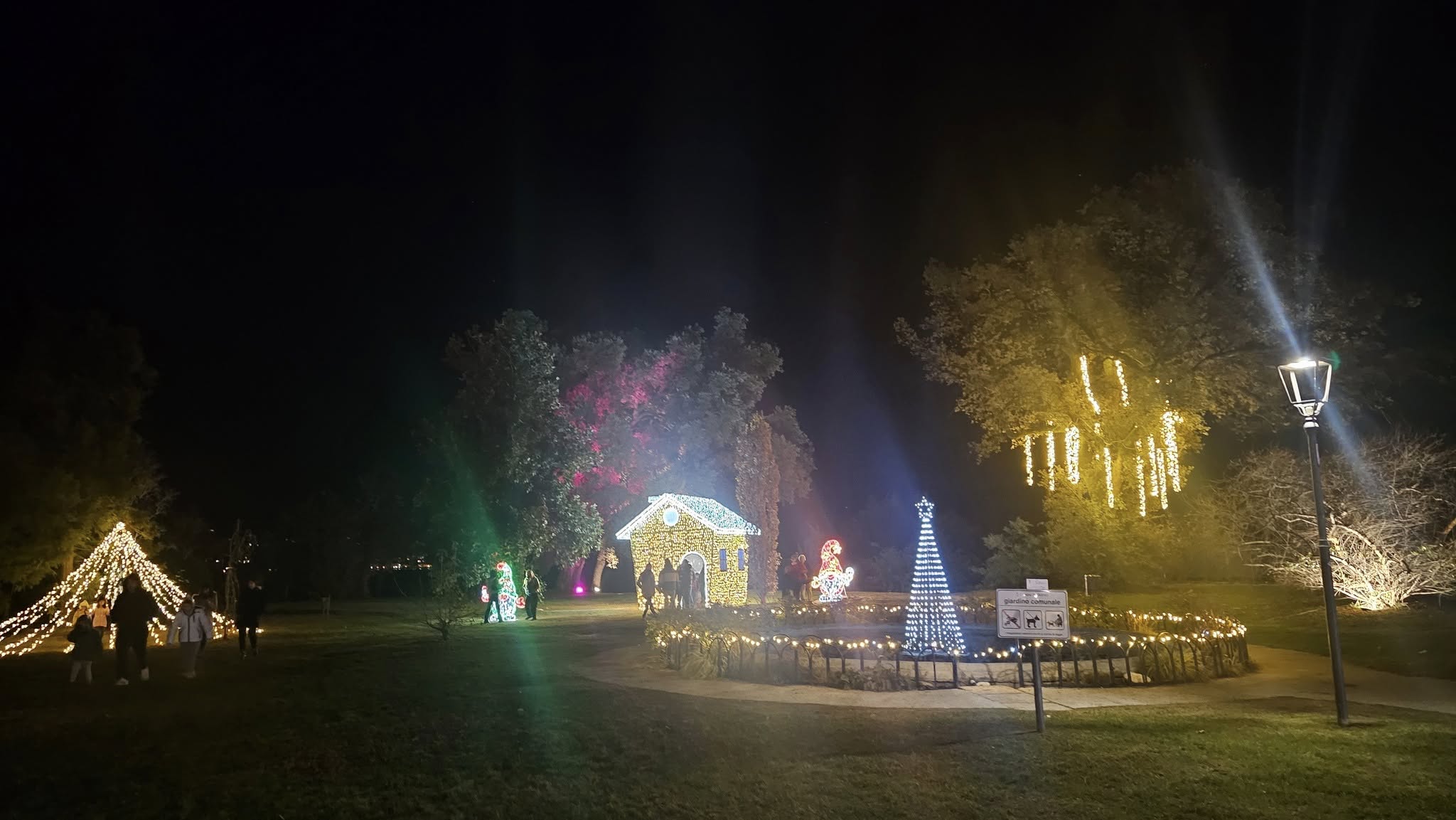 La magia della Casa d'oro di Natale nel parco di Villa Fedora a Baveno