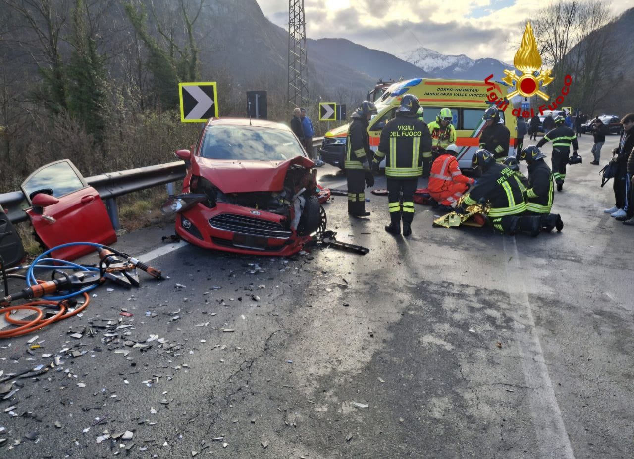 Grave incidente frontale a Crodo, persone estratte dalle auto con cesoie idrauliche ed elitrasportate in ospedale