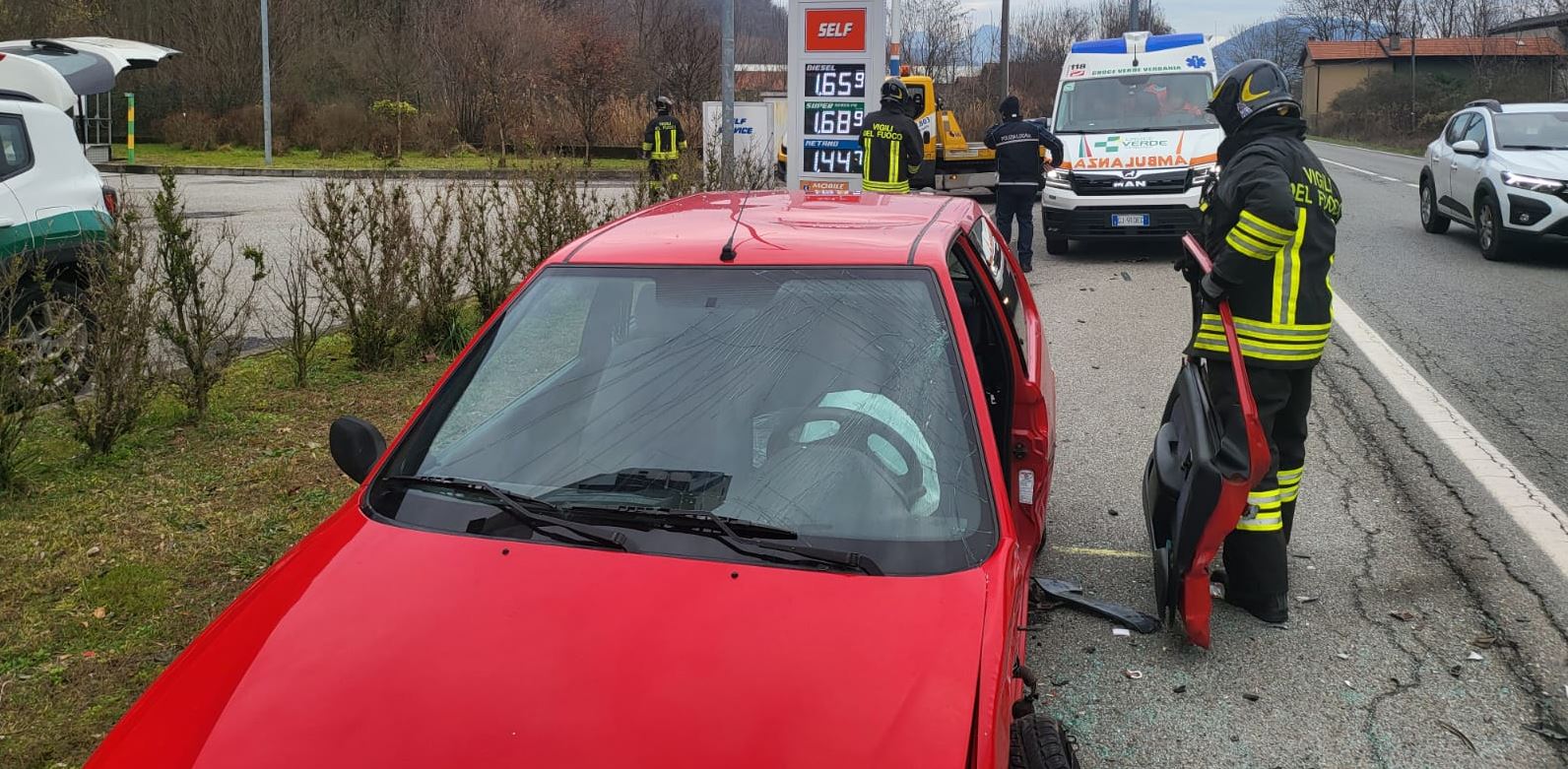 Incidente tra due auto tra Gravellona Toce e Fondotoce di Verbania, all'altezza del distributore IP