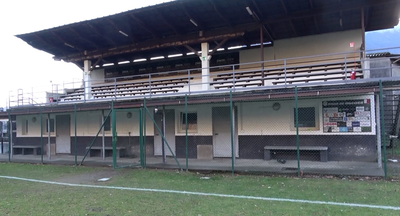 La tribuna del campo sportivo di Ornavasso chiusa al pubblico