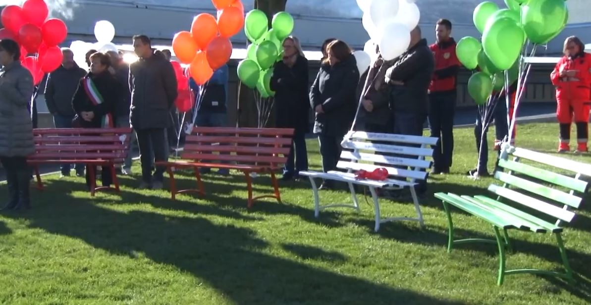 Pogno, la Rubinetteria Paffoni inaugura 4 "panchine delle canzoni"