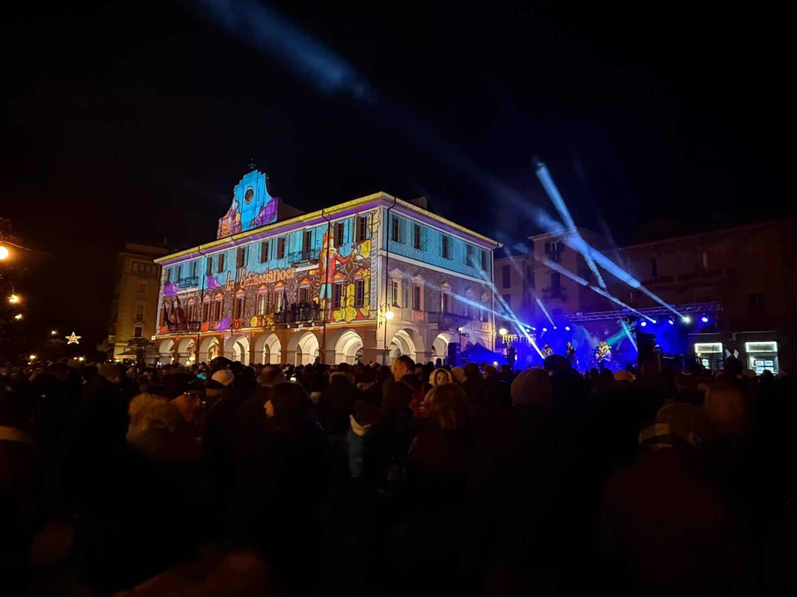 Tanta gente in piazza e fuochi d'artificio per il Capodanno a Verbania