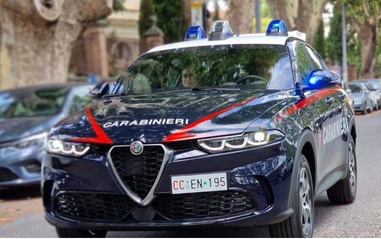 Minaccia vicino di casa con una pistola. Denunciato