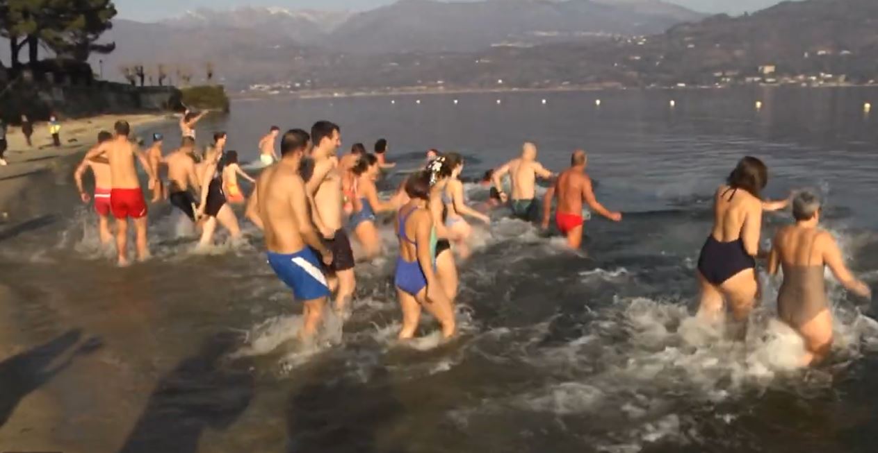 Una sessantina di persone al cimento invernale di Baveno. Bene le iniziative di Natale