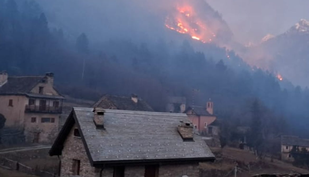 A fuoco i boschi sopra Crevoladossola
