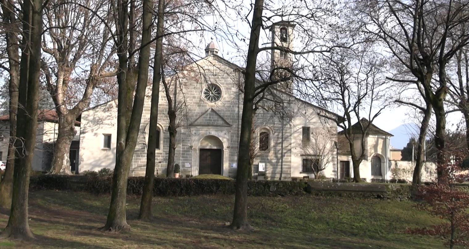 Prima gli spruzzano lo spray al peperoncino, poi lo prendono a calci e pugni e lo rapinano. E' successo a Verbania