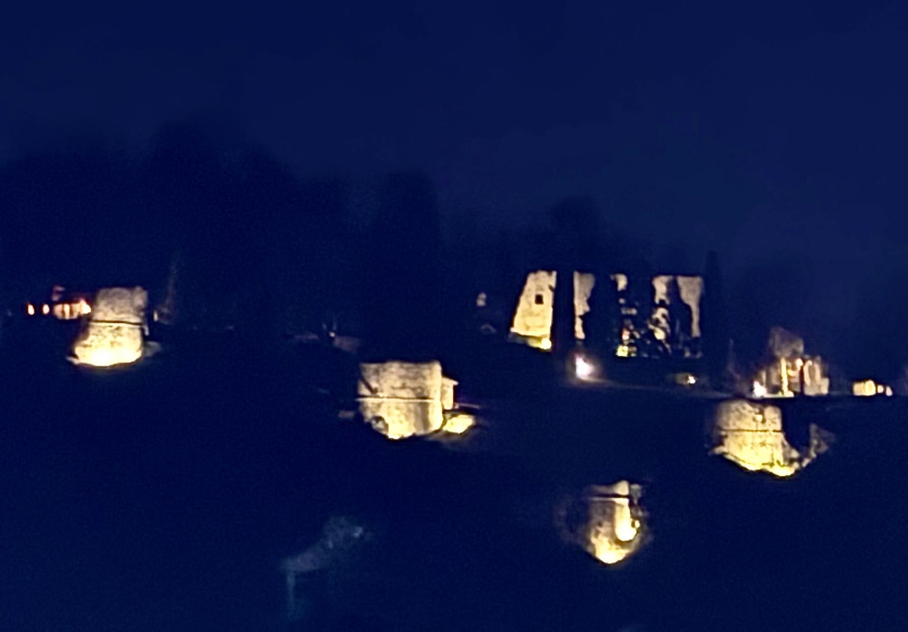 Lutto per Crans Montana. Il sindaco di Arona Alberto Gusmeroli ha spento le luci della Rocca