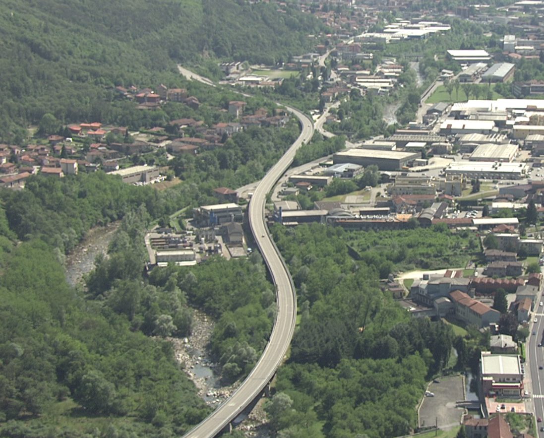 Omegna, minaccia di gettarsi nel fiume. Salvata dalla Polizia