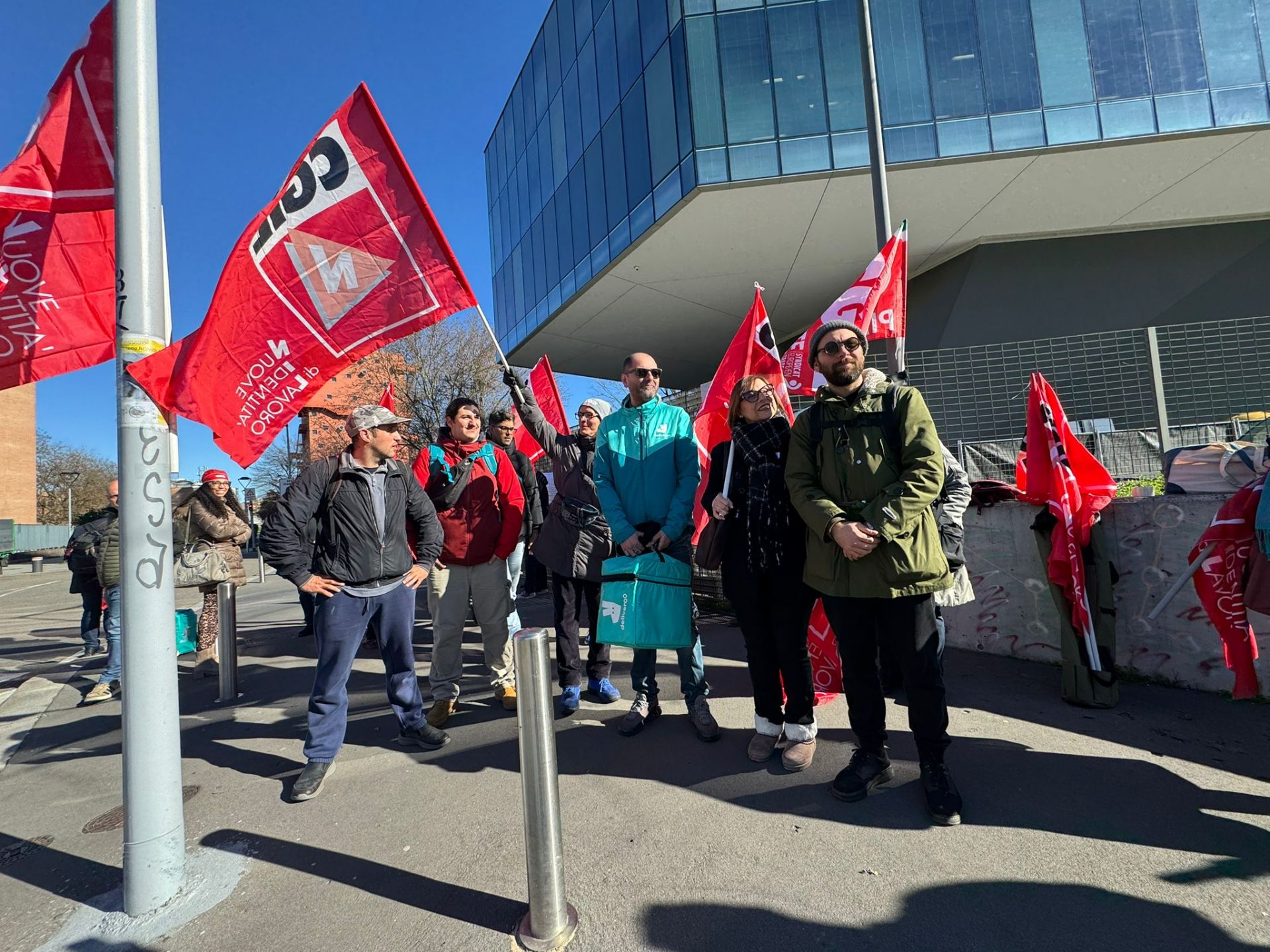 Riders anche da Verbania ieri a Milano per la manifestazione davanti all'ingresso di Deliveroo
