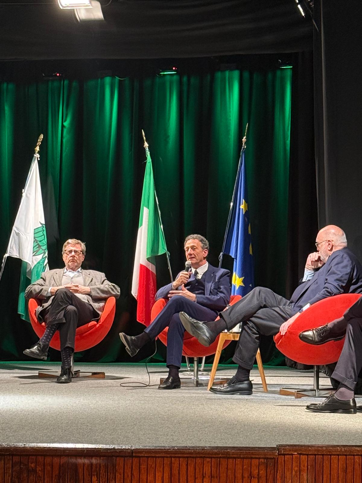 Ad Arona si sono tenuti gli Stati Generali dell'Economia con il Ministro Giorgetti