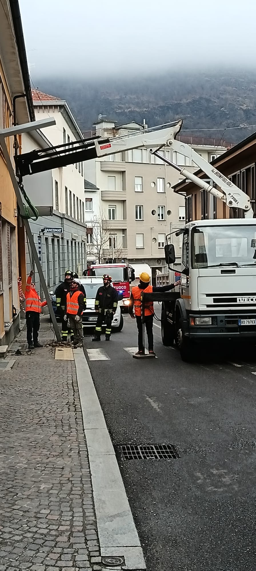Omegna, camion abbatte palo della luce