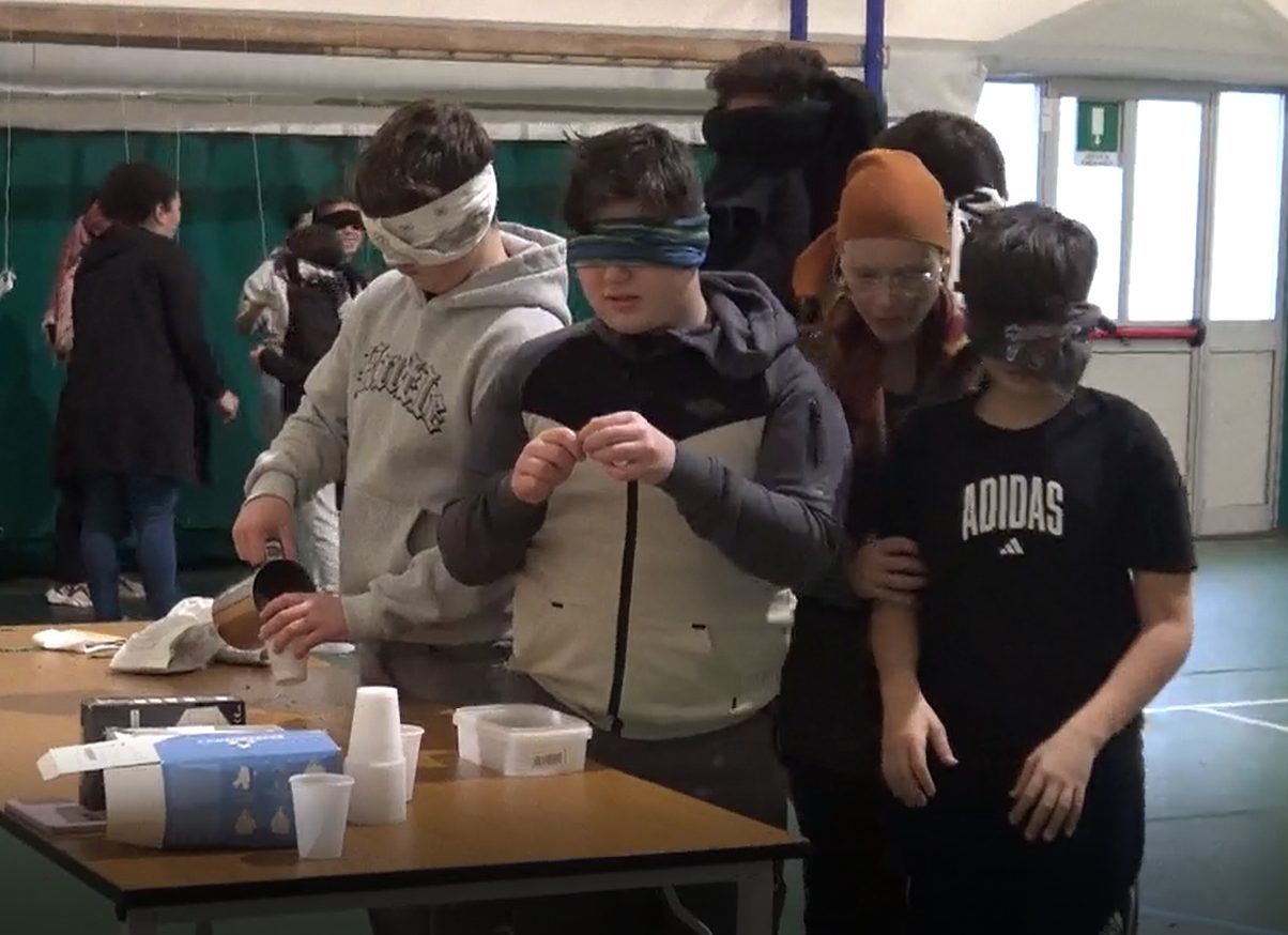 Progetto inclusività. Studenti delle medie di Crusinallo sperimentano la condizione in  cui vive un ipovedente