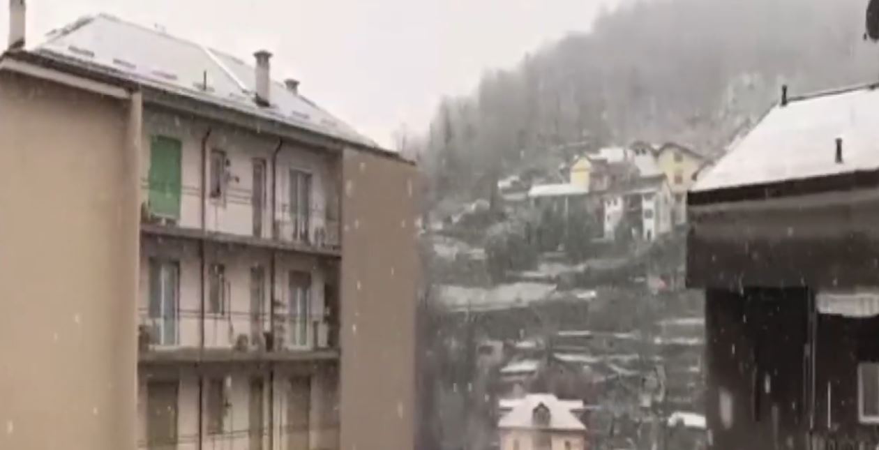 Neve marzolina, tanta in montagna,  allerta arancione per le valanghe. Fiocchi anche in pianura