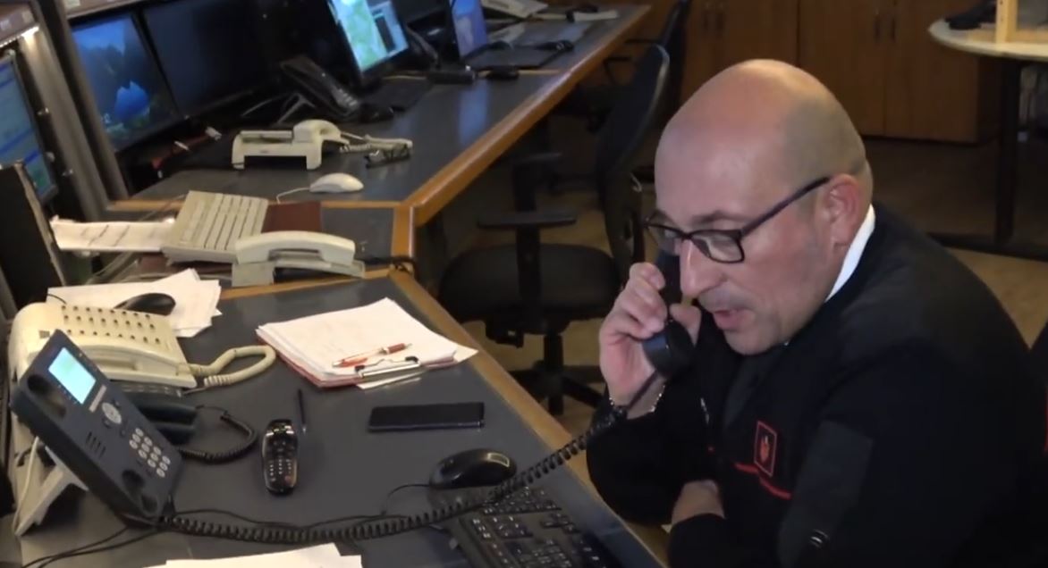 Nonostante il divieto di avvicinamento tenta di entrare in casa dalla ex moglie e figli: arrestato