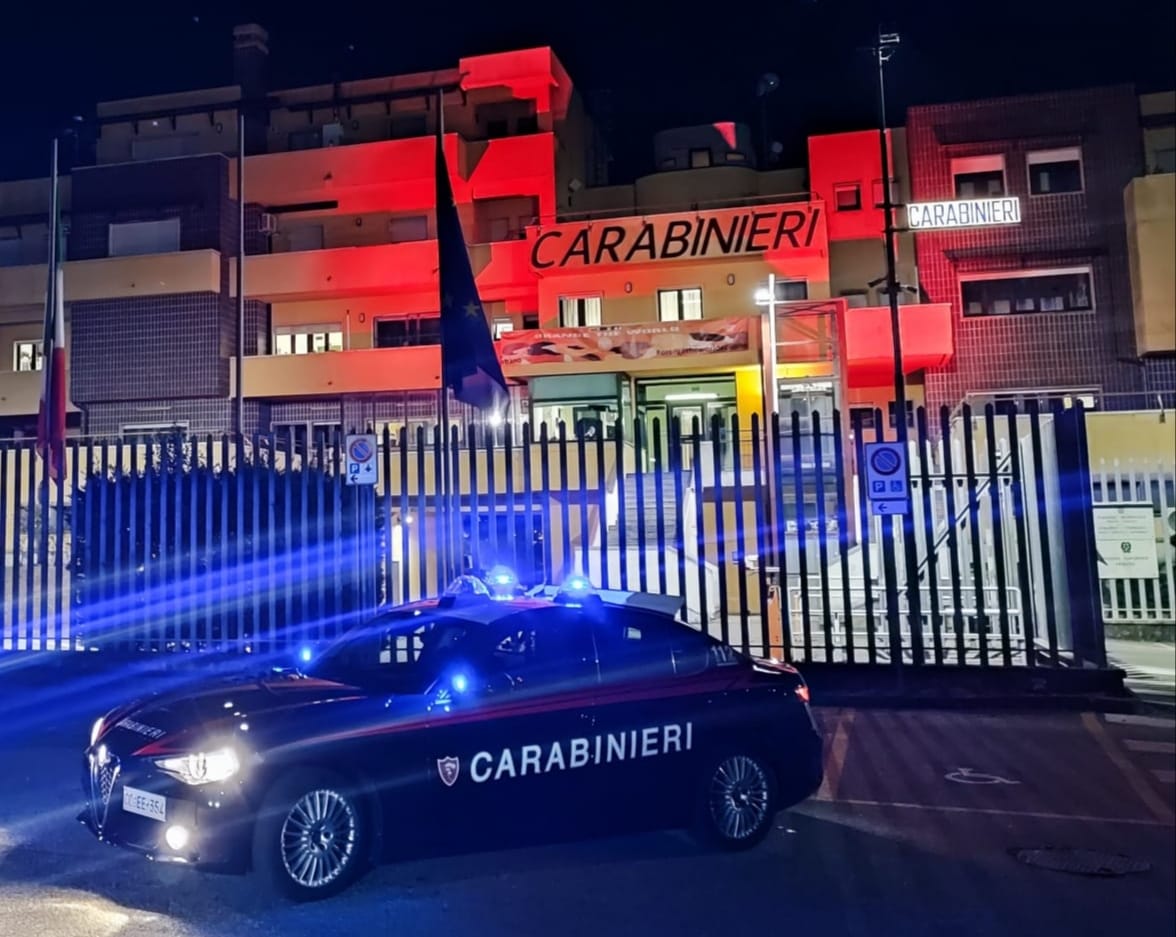 Minaccia un compagno di classe con un martelletto frangivetro: intervento dei Carabinieri in una scuola del Verbano