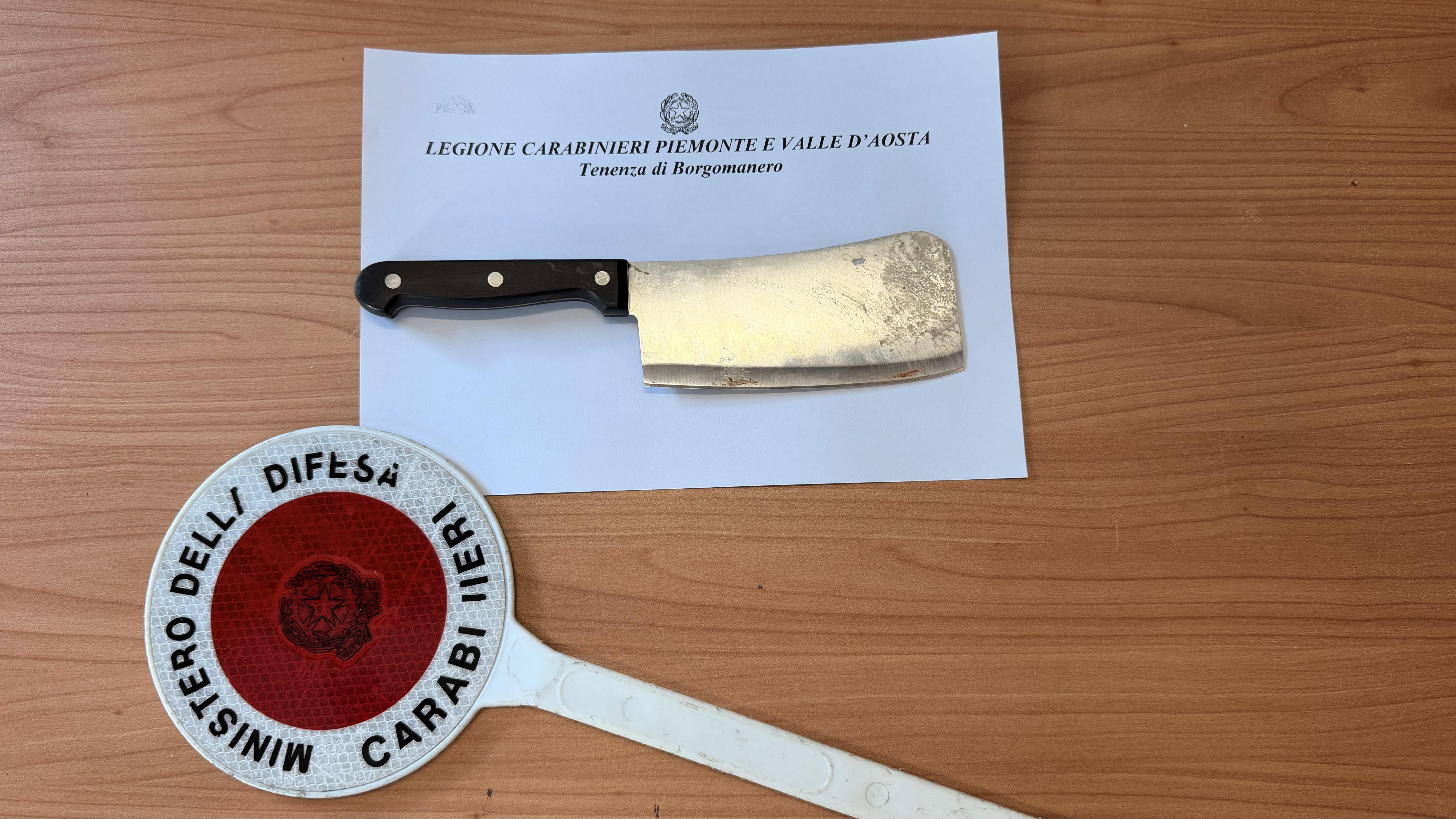 Con una mannaia sfregia la nuova fidanzata del suo ex: arrestata