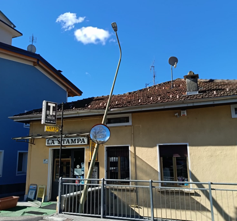Forte vento nel Cusio. Palo della luce finisce su una casa