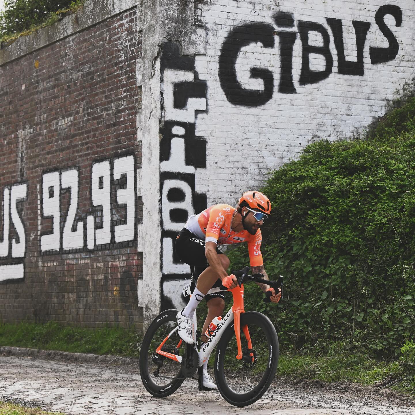 Ganna fermato dalle forature nella Parigi Roubaix di Van Aert