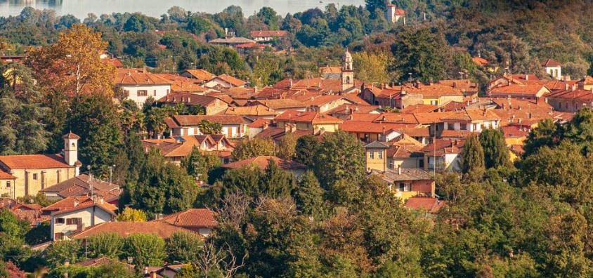 60enne realizza uno scavo abusivo accanto alla sua abitazione a Invorio  mentre si trova ai domiciliari