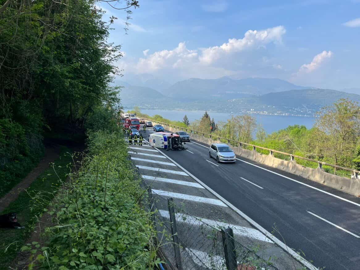 Incidente in A26, ambulanza si ribalta: paziente in codice rosso