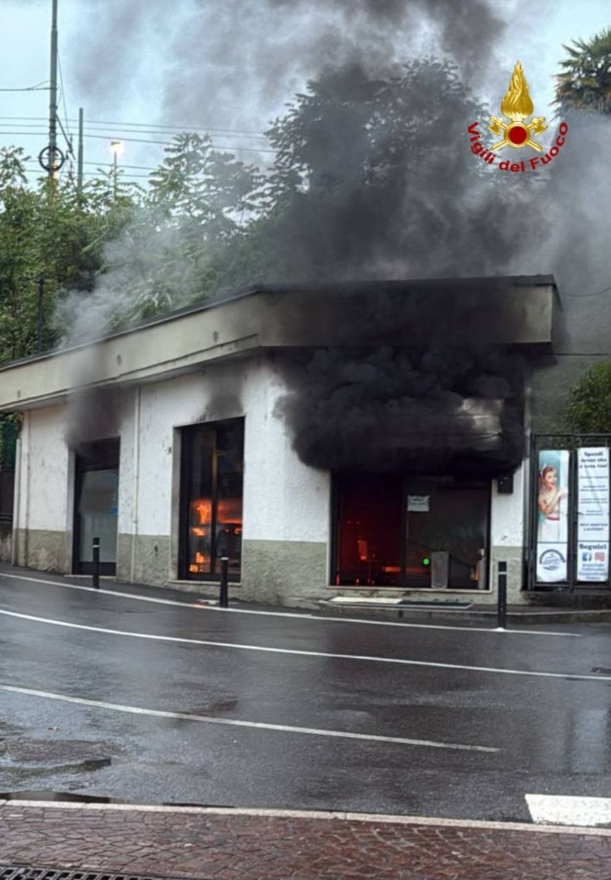 Incendio in una lavanderia a Baveno ieri sera