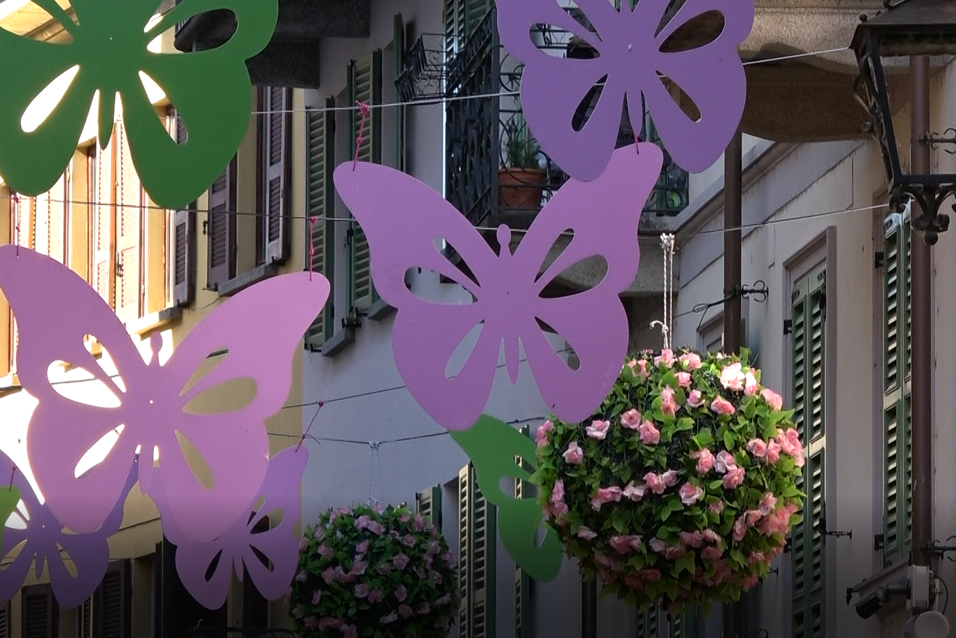 Arona, il centro si veste con nuovi allestimenti