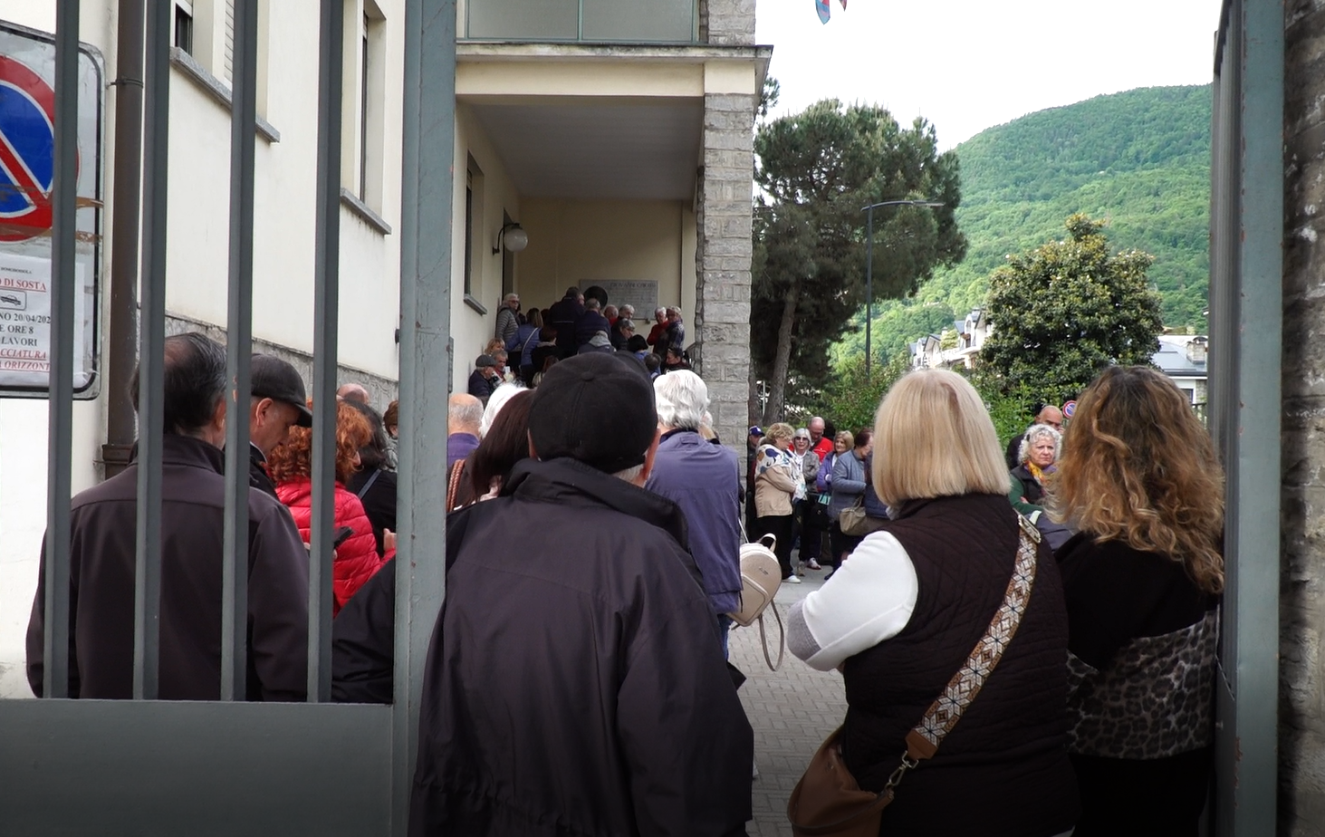 Domo, coda al Distretto sanitario nella speranza di poter ottenere il medico di famiglia