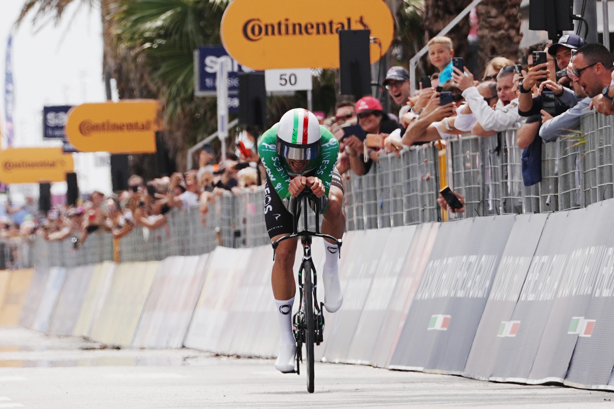 Un eccezionale Filippo Ganna stravince la crono del Giro d’Italia