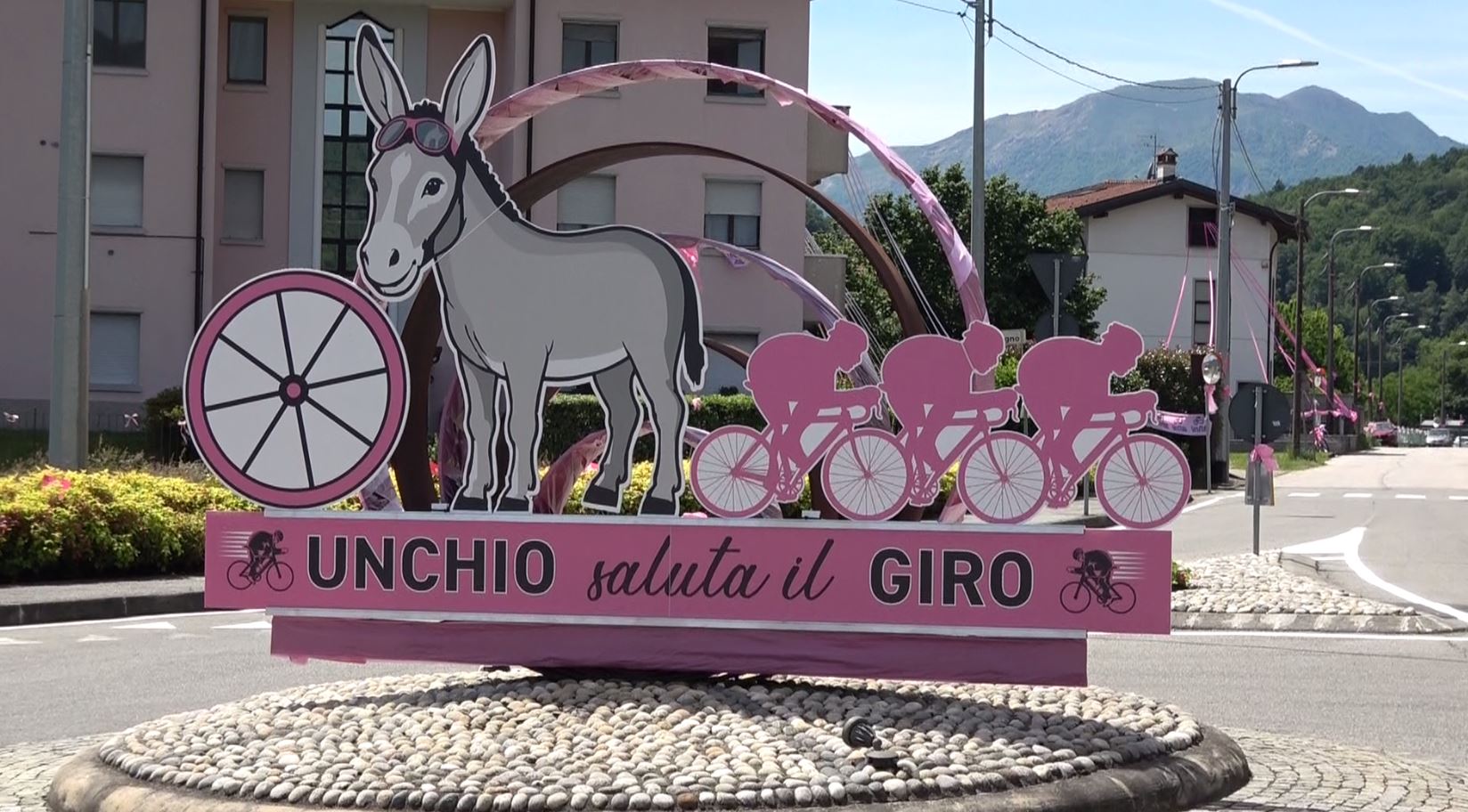 Unchio è tutta in rosa per il passaggio del Giro d'Italia