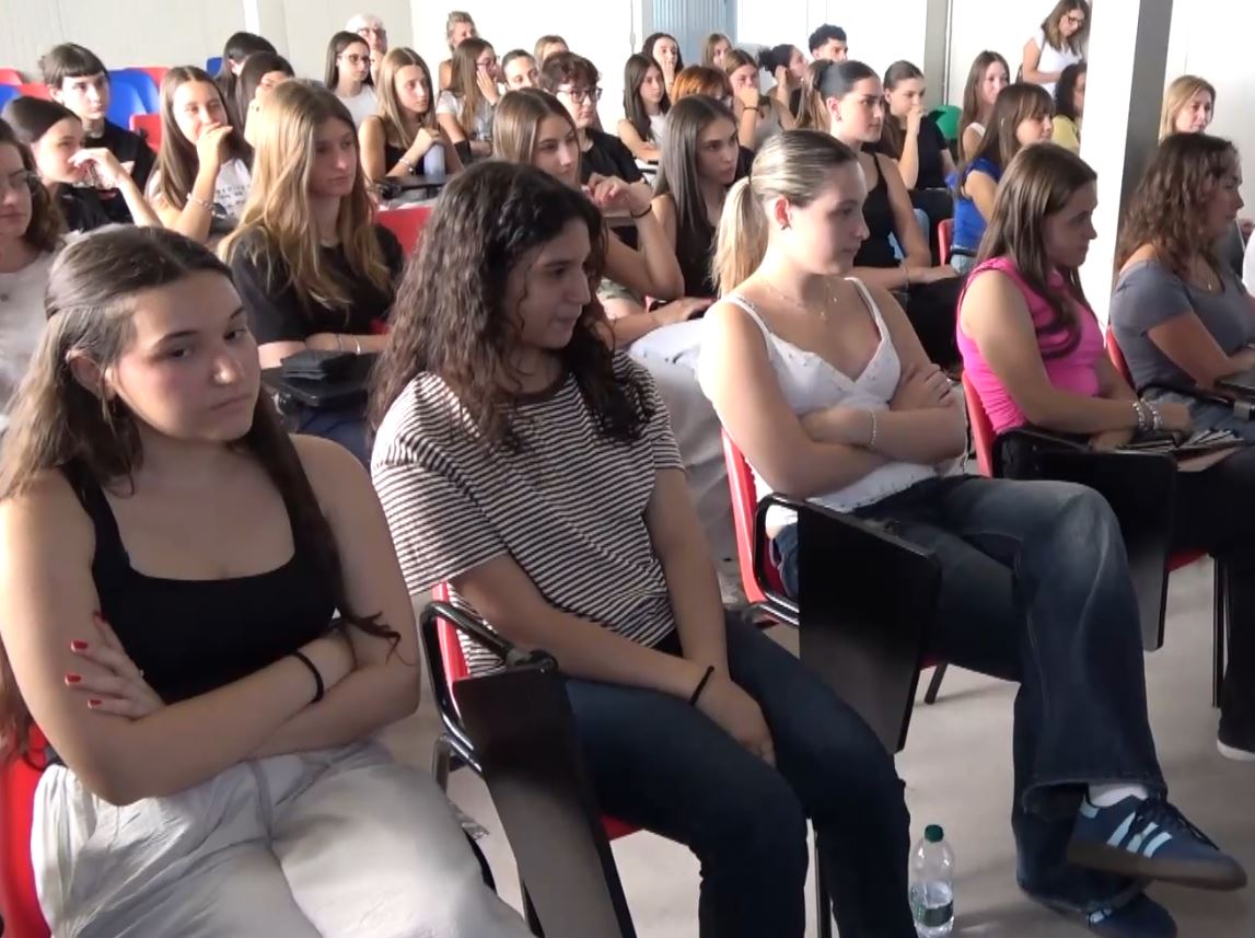 Il Silent Book di Domodossola ha donato al liceo Spezia alcuni libri sull'uso degli smartphone