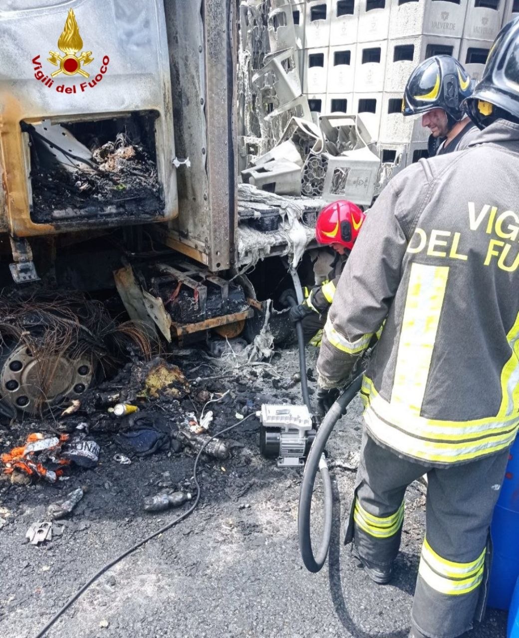 Incendio di un autoarticolato in A26, autostrada chiusa e lunghe code