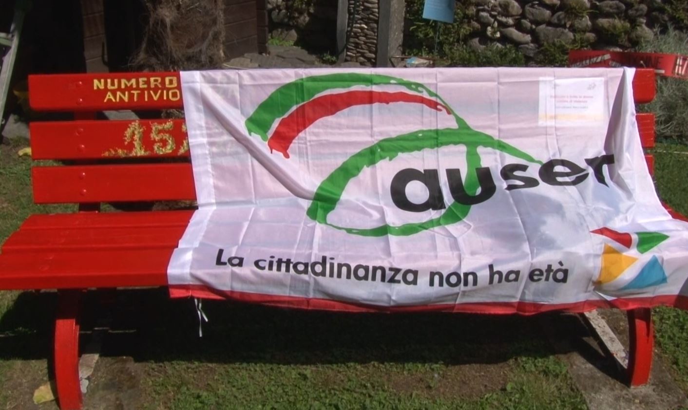 Una panchina rossa donata da Auser Insieme Verbania al Centro Rosa Franzi di Intra