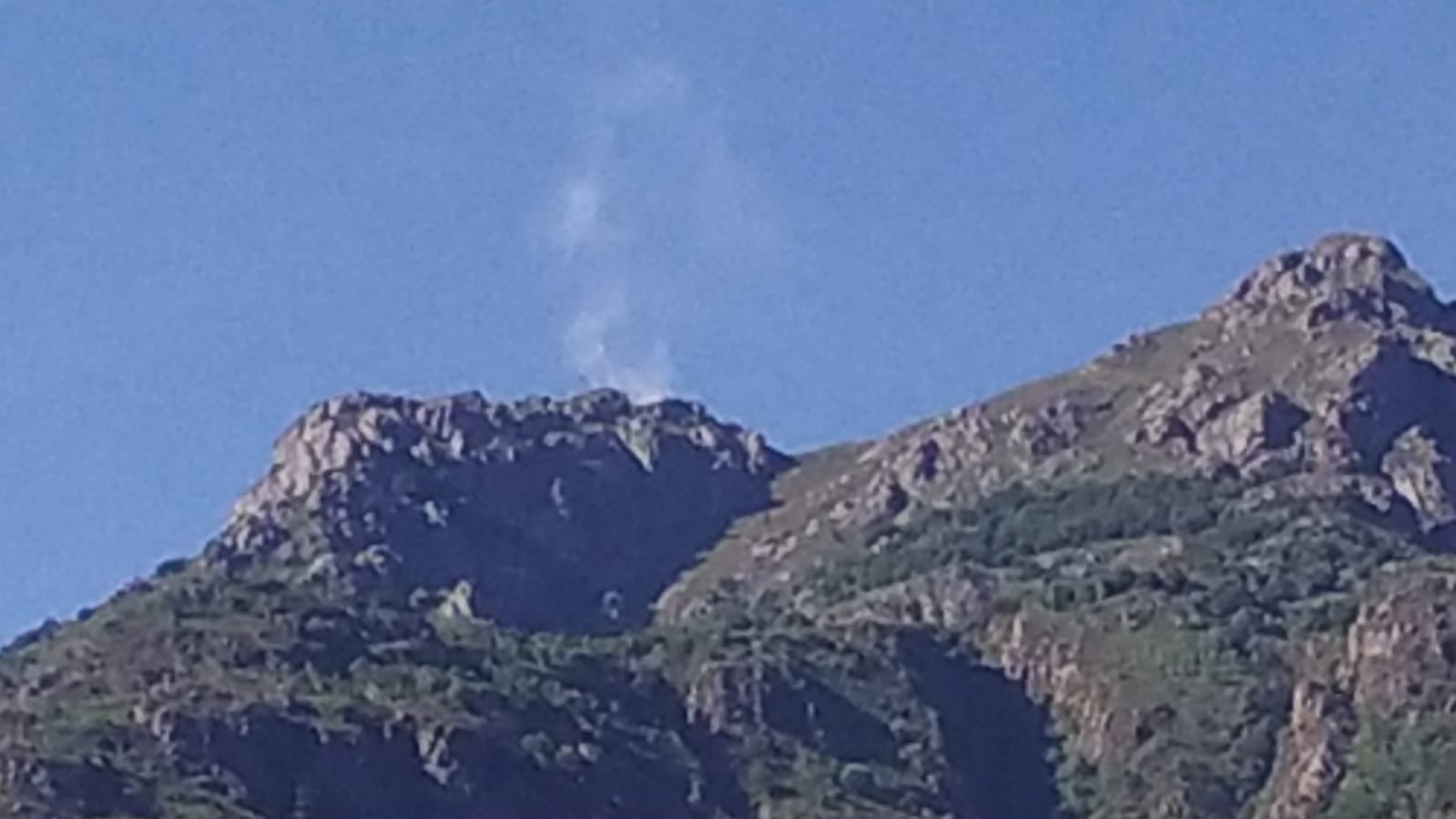 Incendio sulle alture di Premosello Chiovenda, canadair in azione