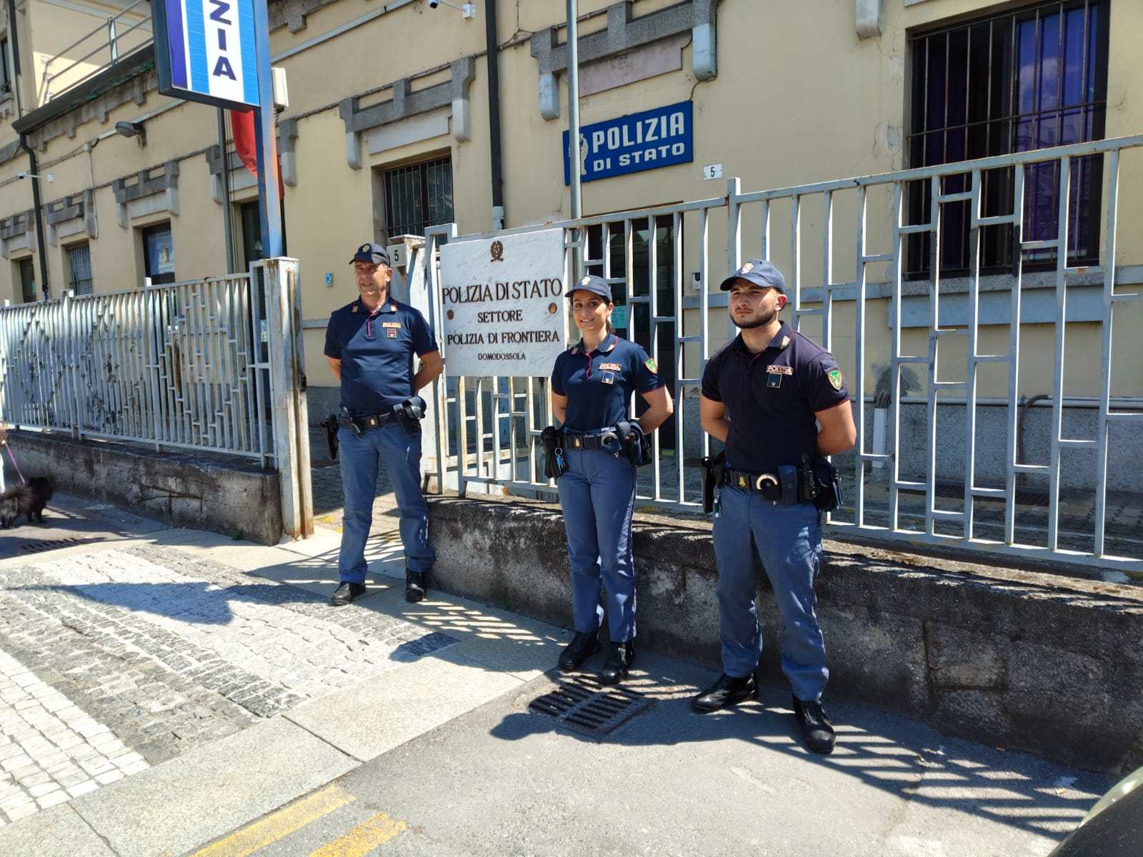 Tre agenti della Polizia di Frontiera recuperano una borsa e regalano un sorriso a una donna di 75 anni