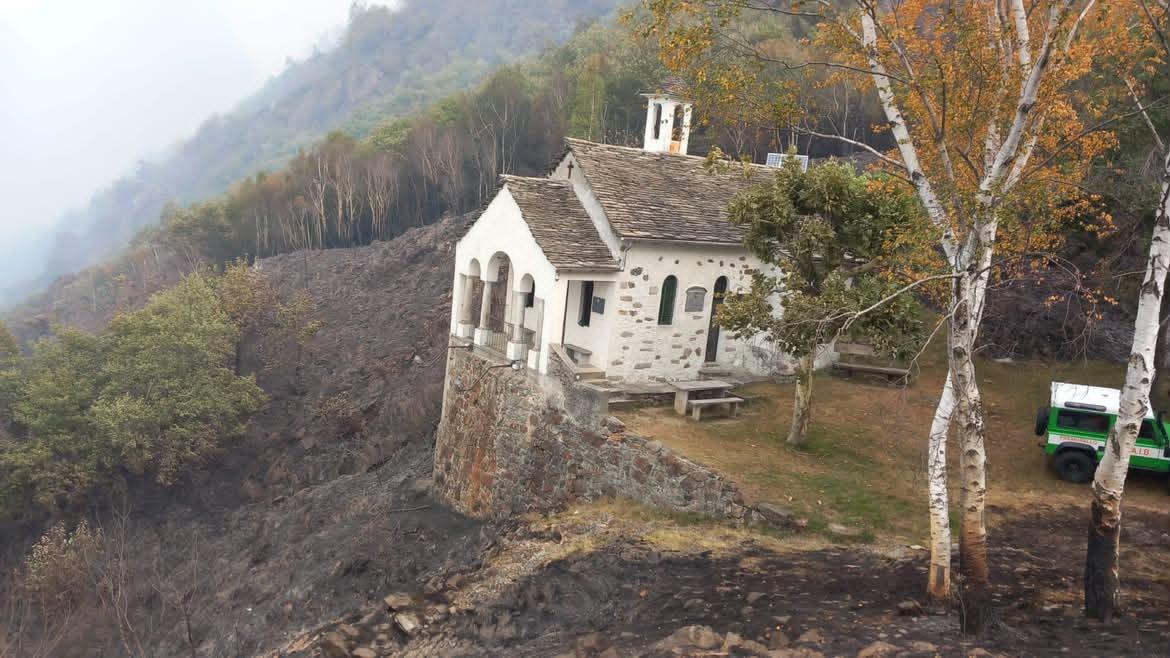 Salva la chiesa di Lut, sopra Premosello, completamente bruciata la montagna attorno