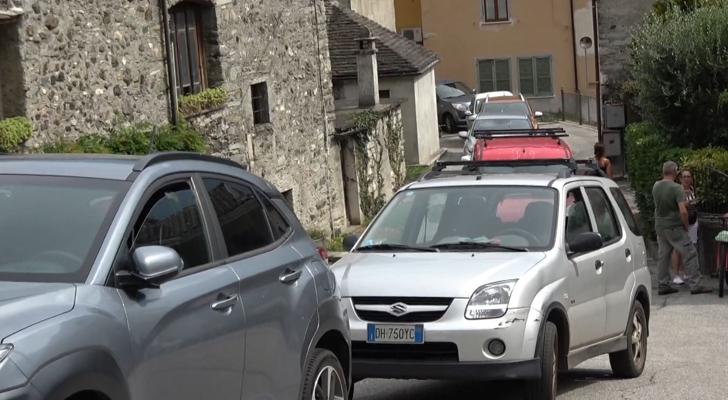 Protesta pacifica degli abitanti di Colloro che chiedono di tornare a casa
