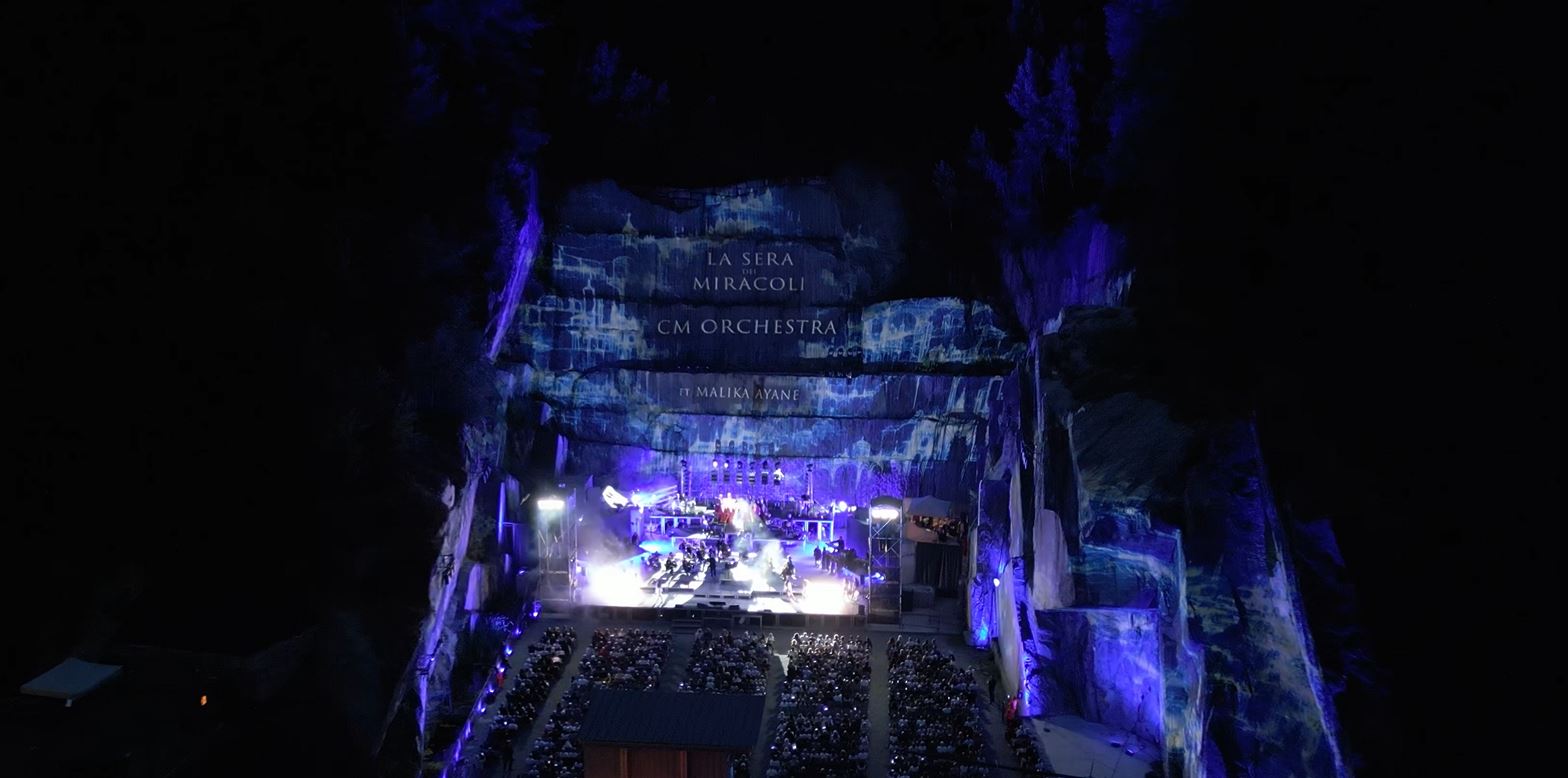 Gremita la platea per Malika Ayane e CM Orchestra a Tones Teatro Natura