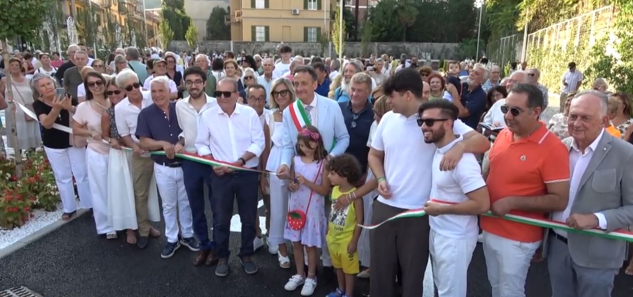 Taglio del nastro per il nuovo parcheggio e area verde di Via Torino ad Arona