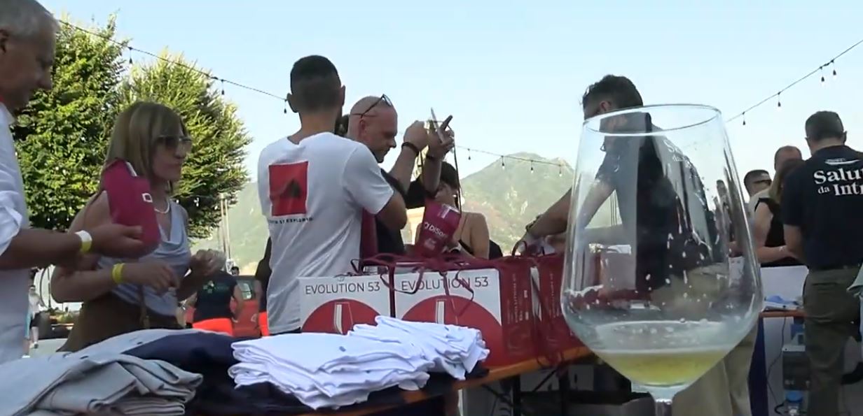 800 persone per Gustabile a Intra, in 1500 in piazza. Festa enogastronomia a sostegno di Abio