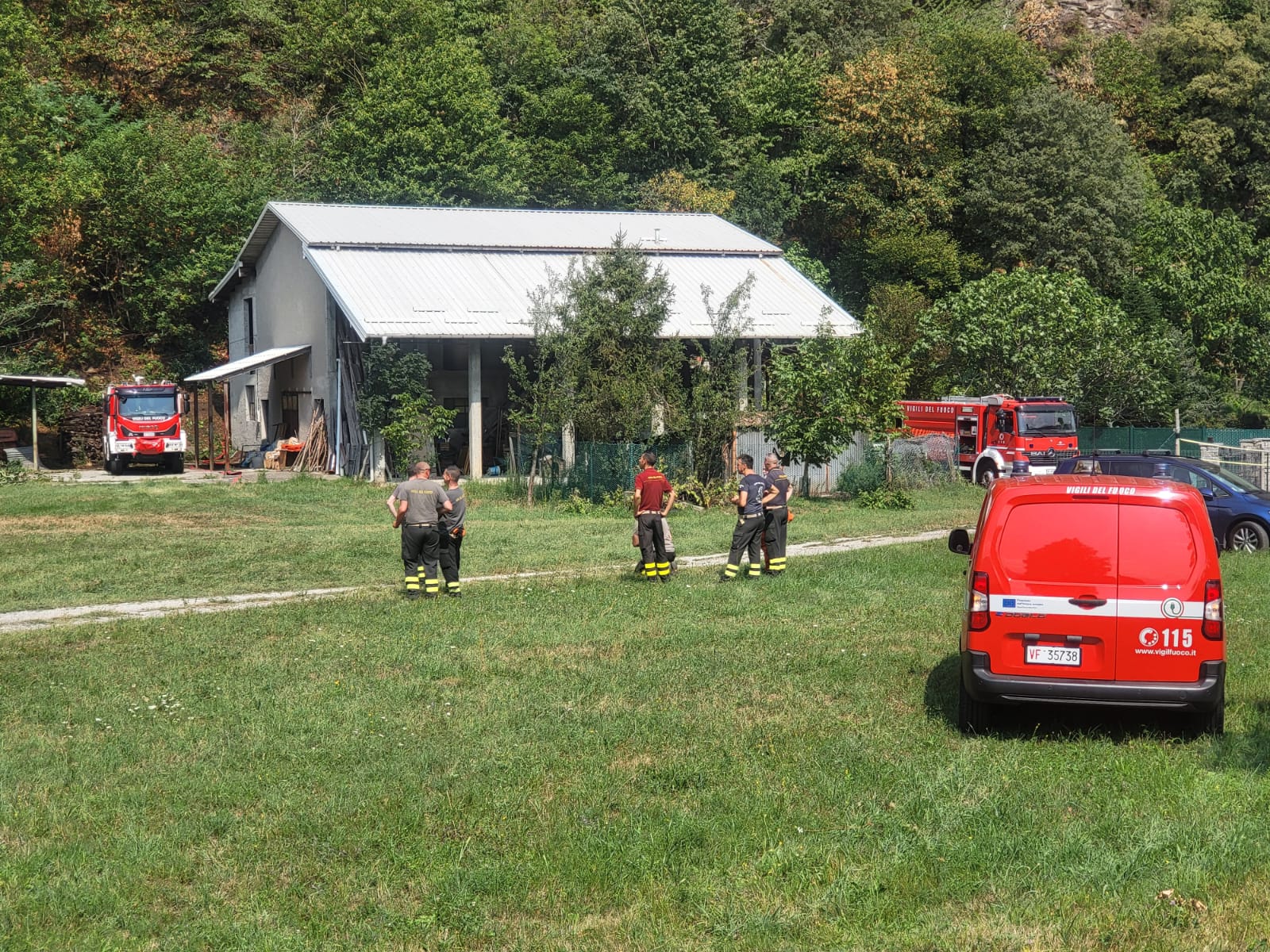 Incendio a Piedimulera, le fiamme si stanno avvicinando a una stalla
