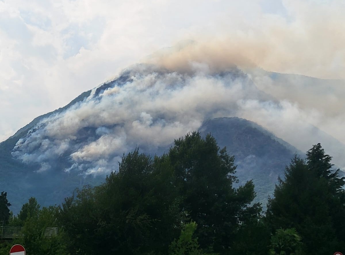 Incendio Piedimulera : il fuoco continua ad avanzare