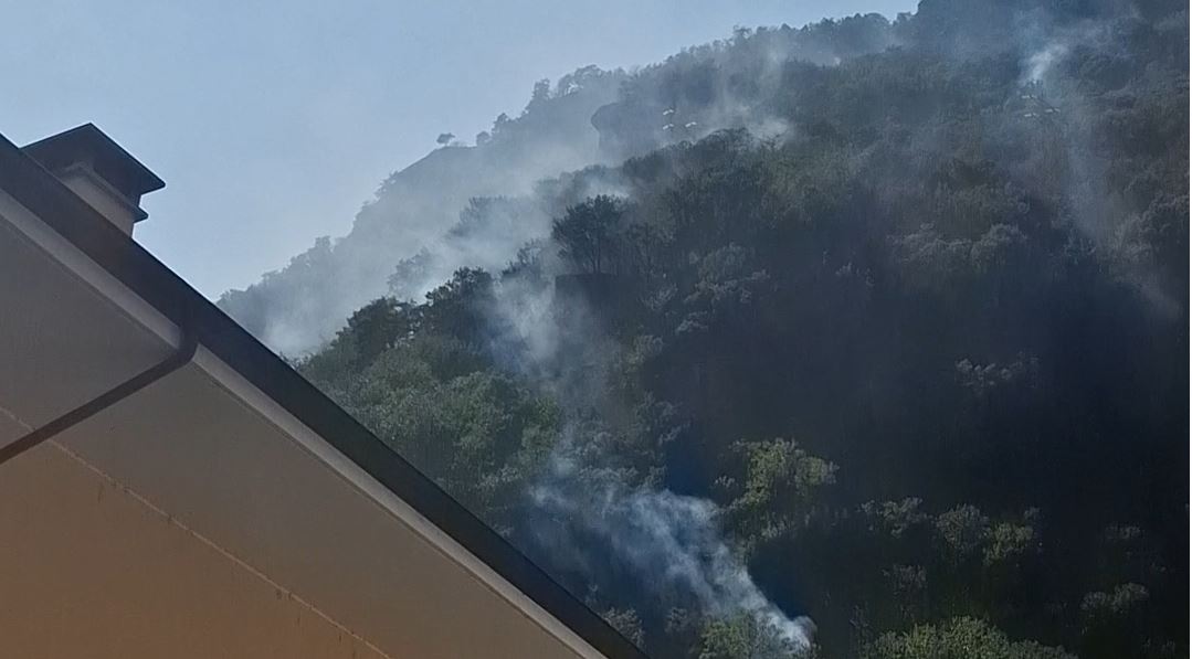 Continua a bruciare la montagna di Piedimulera, si lavora a protezione delle case