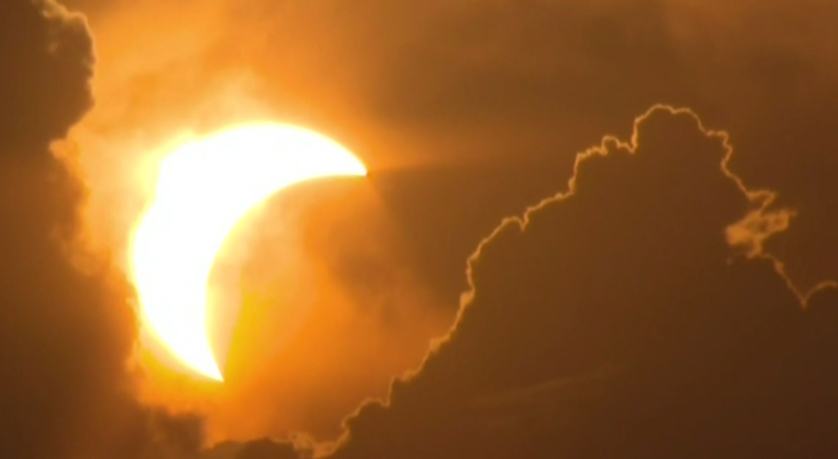Eclissi solare di ieri all'ora del tramonto un pò guastata dalle nuvole