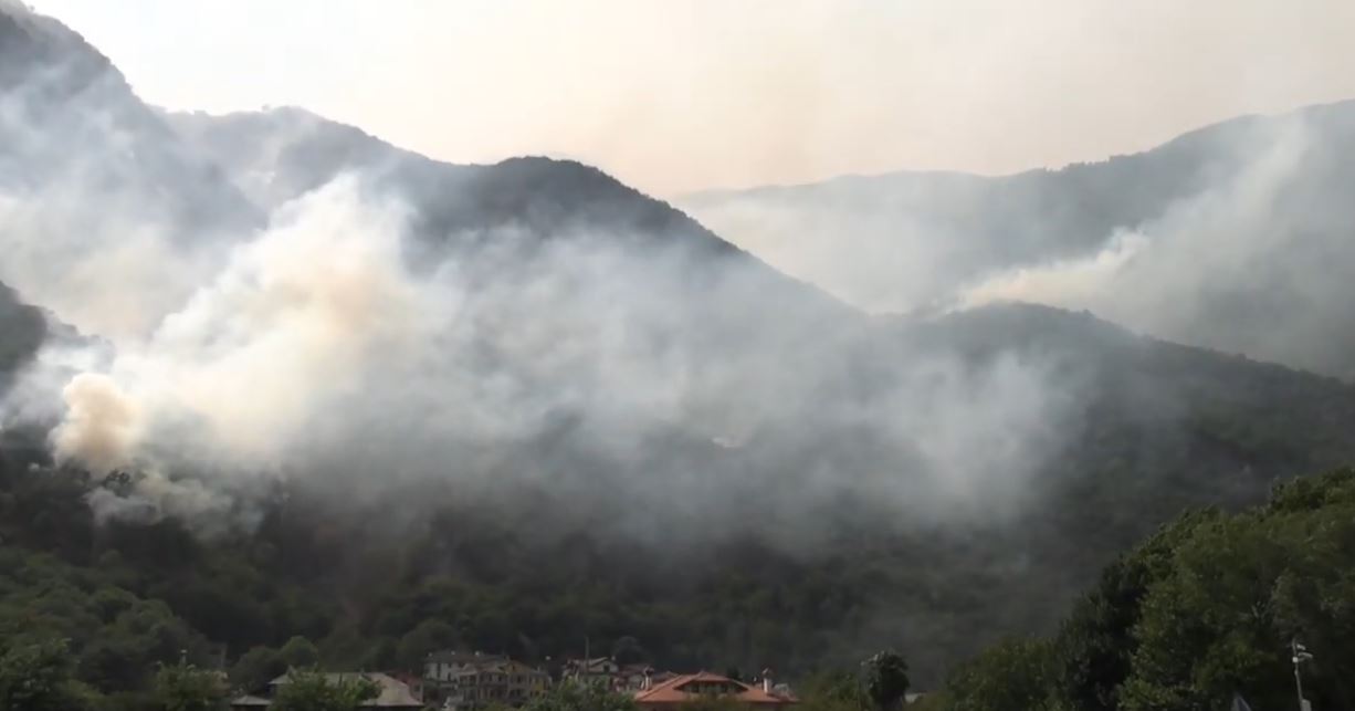 Incendi in Ossola, roghi sopra l'abitato di Meggiana. Possibile evacuazione per Miggianella e Selvavecchia. Hanno ripreso vigore le fiamme a Pallanzeno